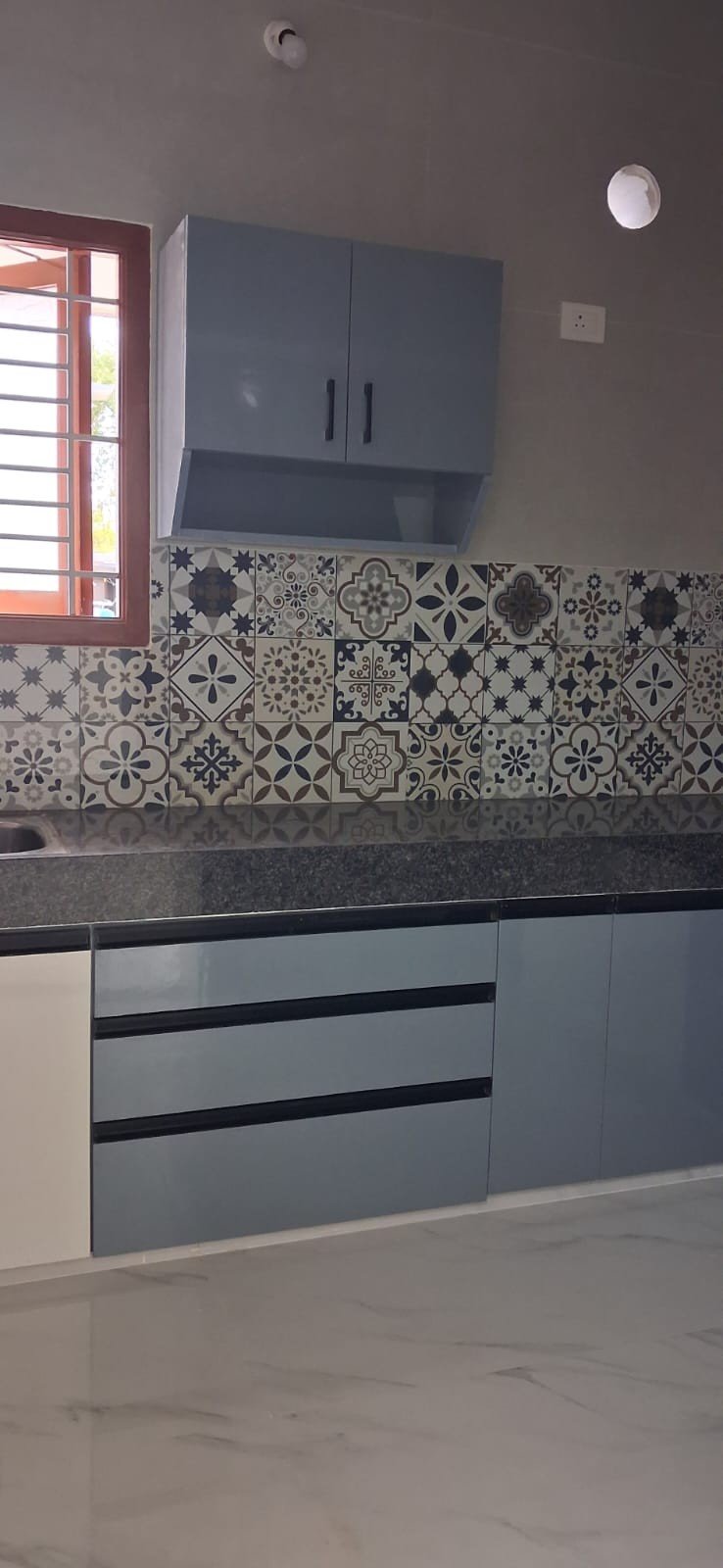 Wall-mounted modular kitchen cabinet by Anjaneya Interiors, Coimbatore